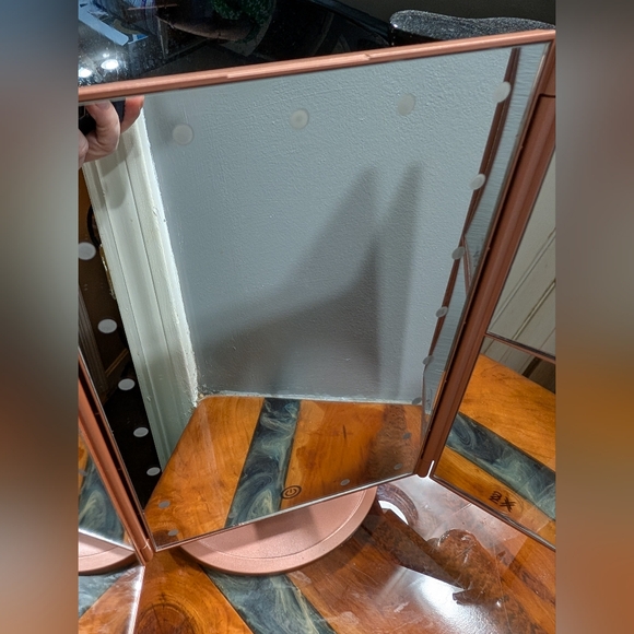 DEWEISN Dresser Mount Tri-Fold Lighted Vanity Mirror with 21 LED Lights (EUC) - Picture 10 of 13